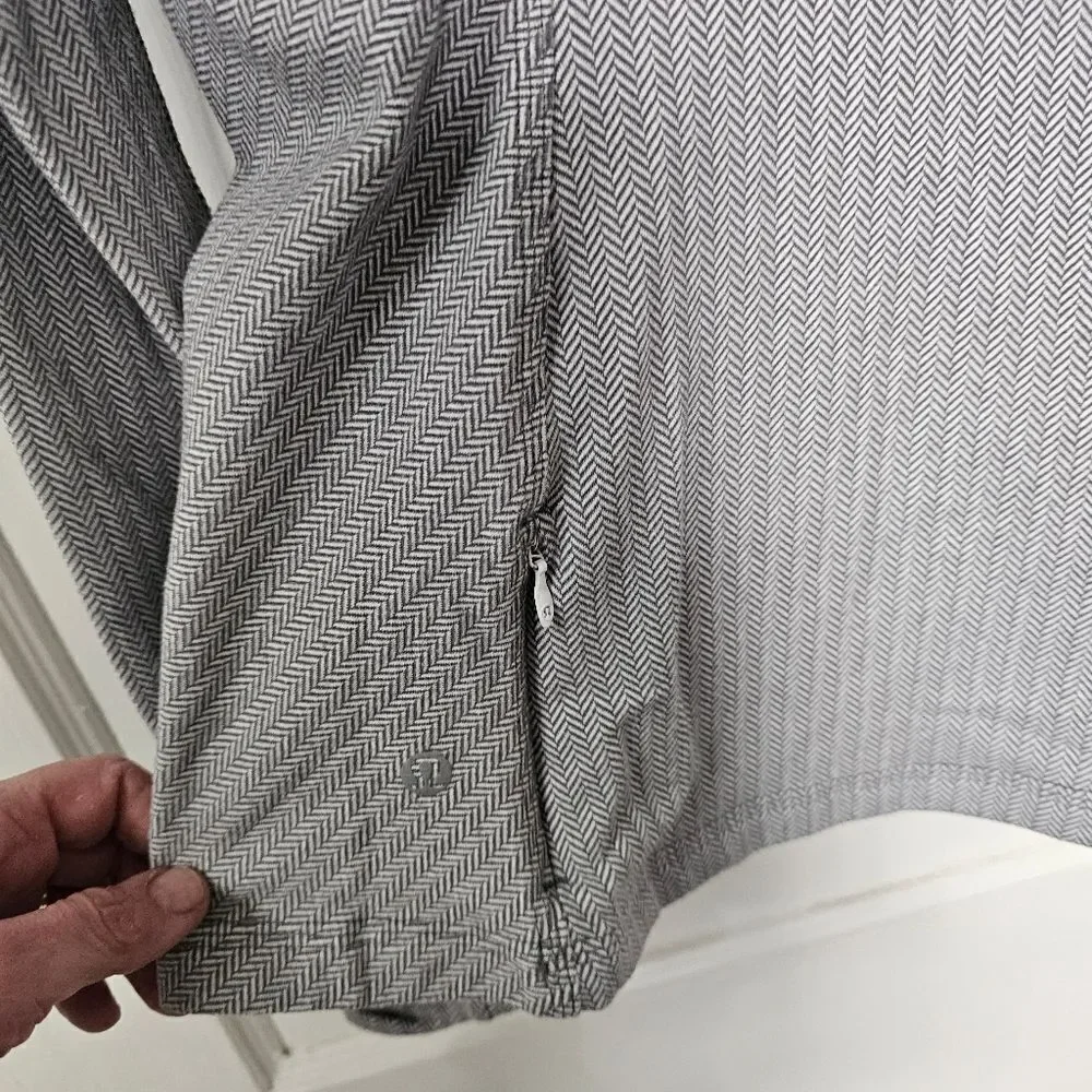 Lululemon Fittdd Athletic Shirt With Thumb Holes In Back Zipper Pocket Size 6